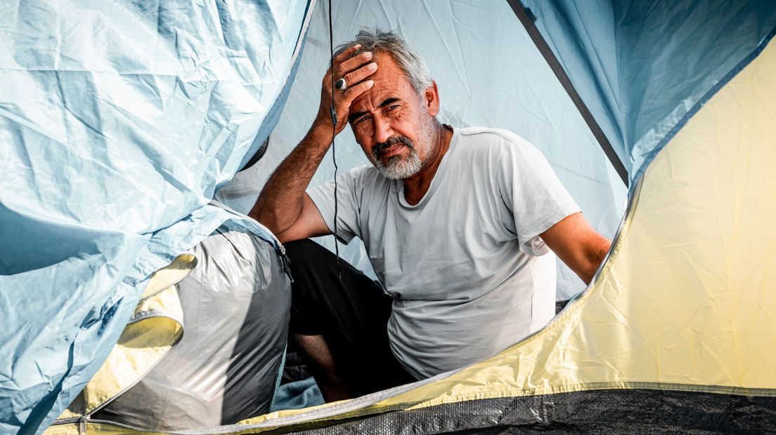 Vluchteling in een tent op kamp Moria