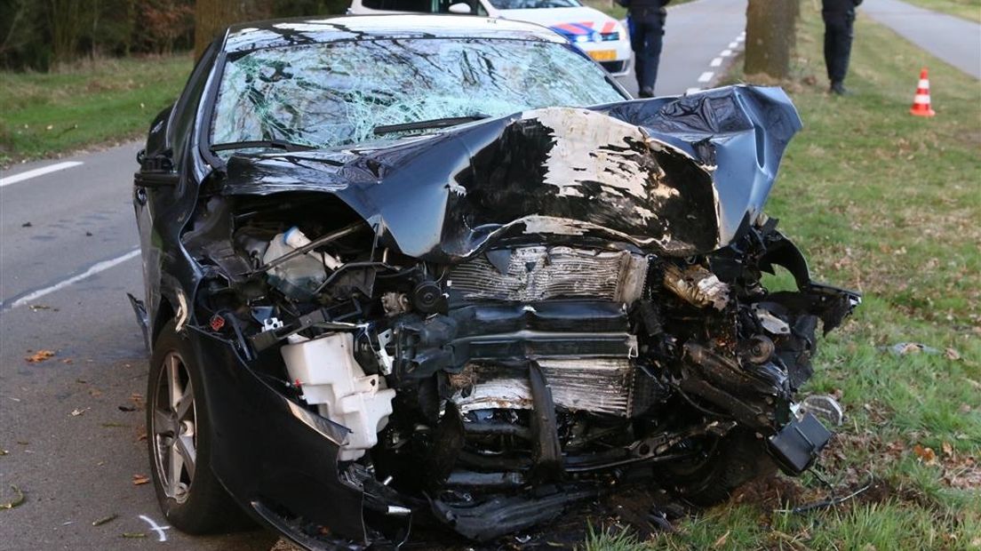 De auto raakte zwaar beschadigd (Rechten: Herman van Oost)