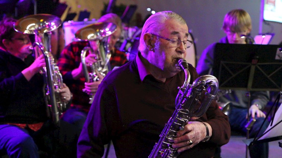 95-jarige Aart Wagenaar stopt met muziekvereniging Ommen om te gaan samenwonen