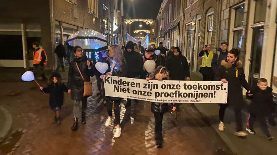Ongeveer 250 mensen liepen in Wageningen een lichtjesoptocht tegen de coronamaatregelen