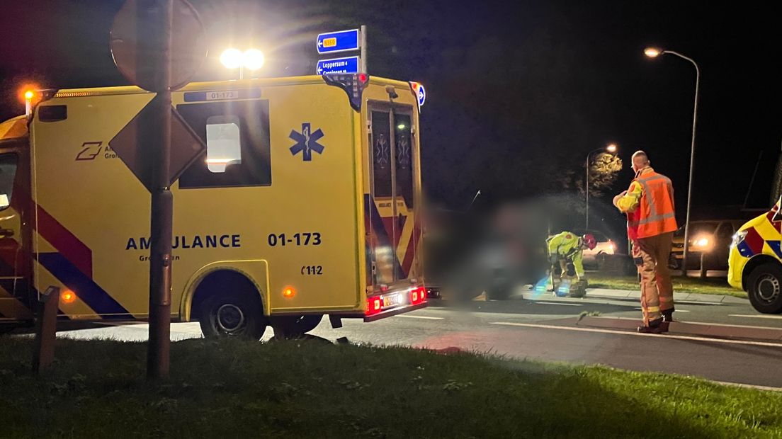 Hulpdiensten zijn aanwezig op de N360 bij Wirdum, waar het ongeluk gebeurde