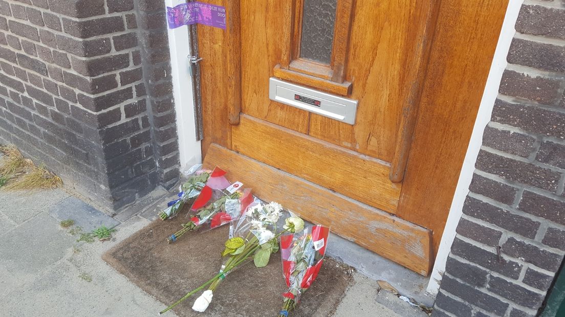 Bloemen voor deur dode vrouw Frambozenstraat in Den Haag