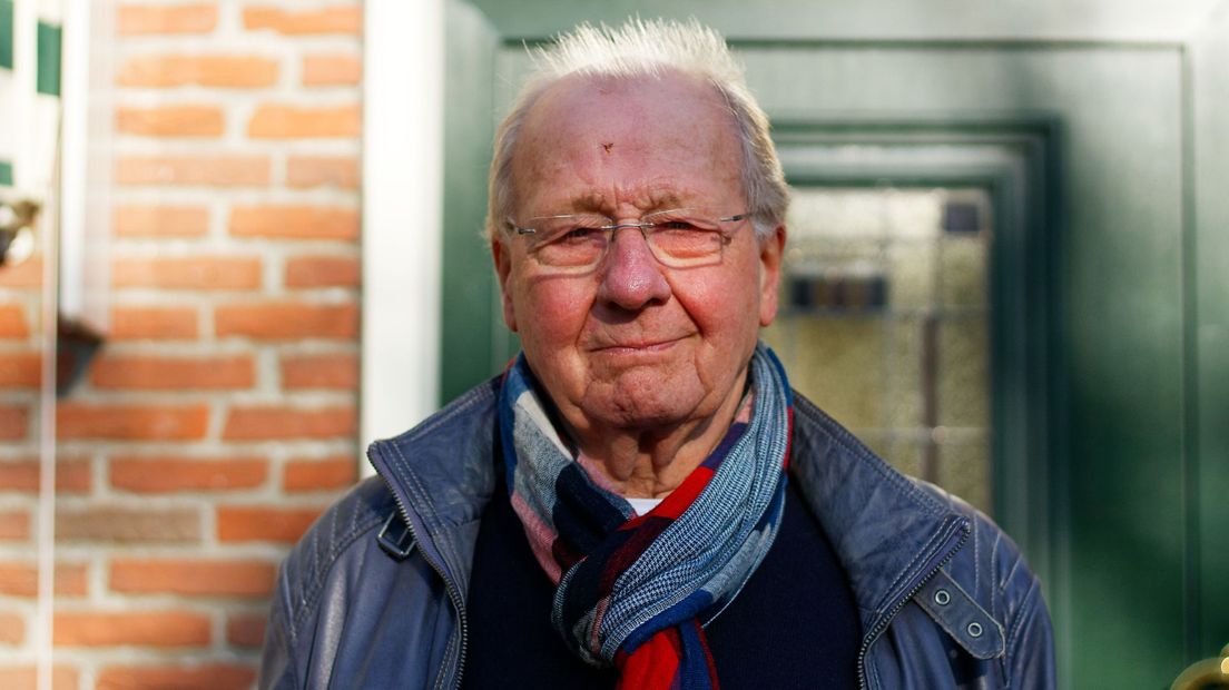 Bert Feiken moet regelmatig een nieuw terras laten leggen (Rechten: RTV Drenthe/Hjalmar Guit)