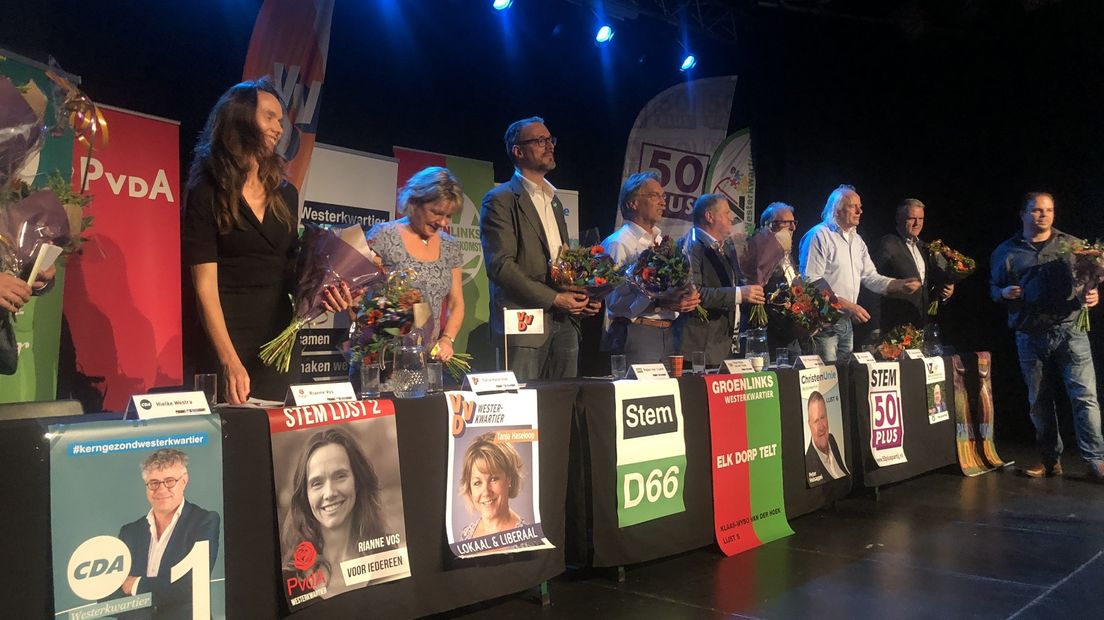 Lijsttrekkers achter hun desk bij het debat