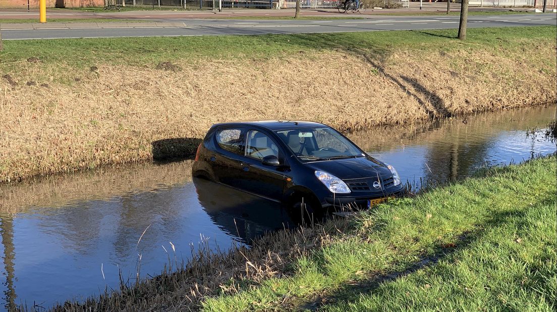Oeps, handrem vergeten: auto te water in Rijssen