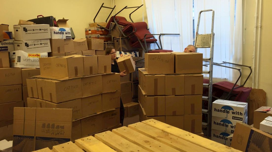 Vrijwilligers stapelen honderden dozen op pallets