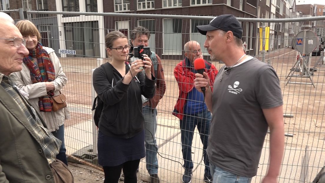 Archeoloog Leo Smole gaat met zijn tijd mee. Twee keer per week vertelt hij in een vlog op Facebook over de vondsten en ontwikkelingen bij de opgravingen op het kerkplein in Arnhem.