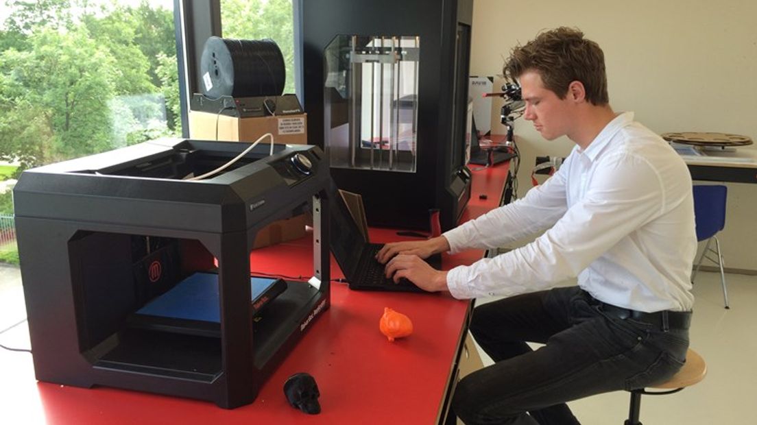 Een student werkt met 3D-printers in de Health Hub (Rechten: archief RTV Drenthe)