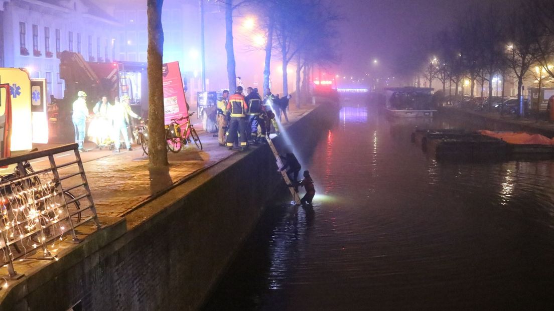 De brandweer redde de man uit het water