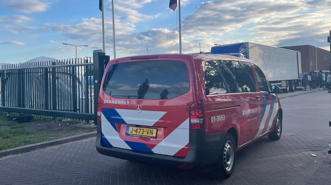 Brandweermannen arriveren in Ter Apel om de helpende hand te bieden