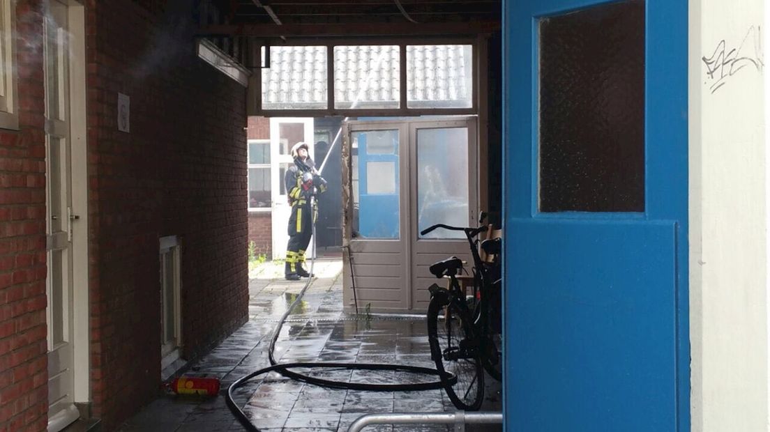 Brandweer blust vuur aan Kuipersdijk Enschede