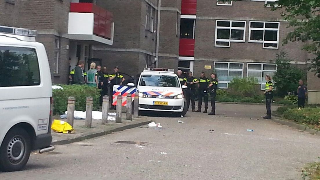 Verwarde Man Bedreigt Agenten Met Mes En Gooit Spullen Naar Politieauto ...