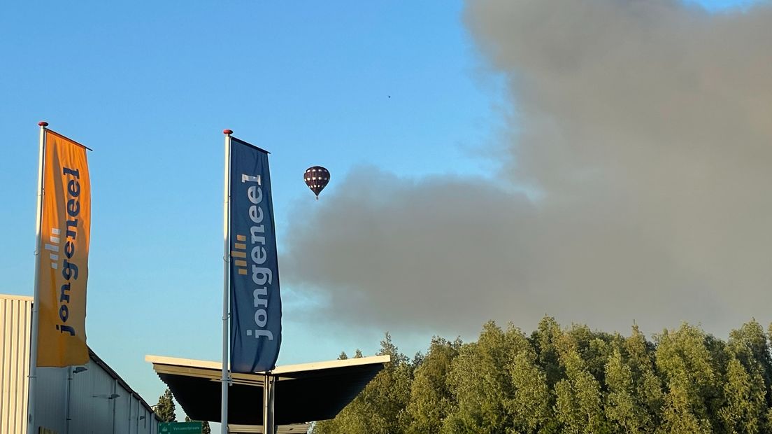Het beeld waarop het lijkt alsof de ballon de rook in vaart