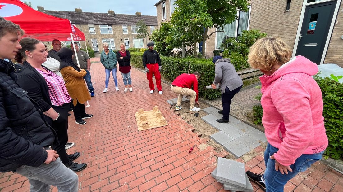 Buurtbewoners verwijderen een aantal stenen