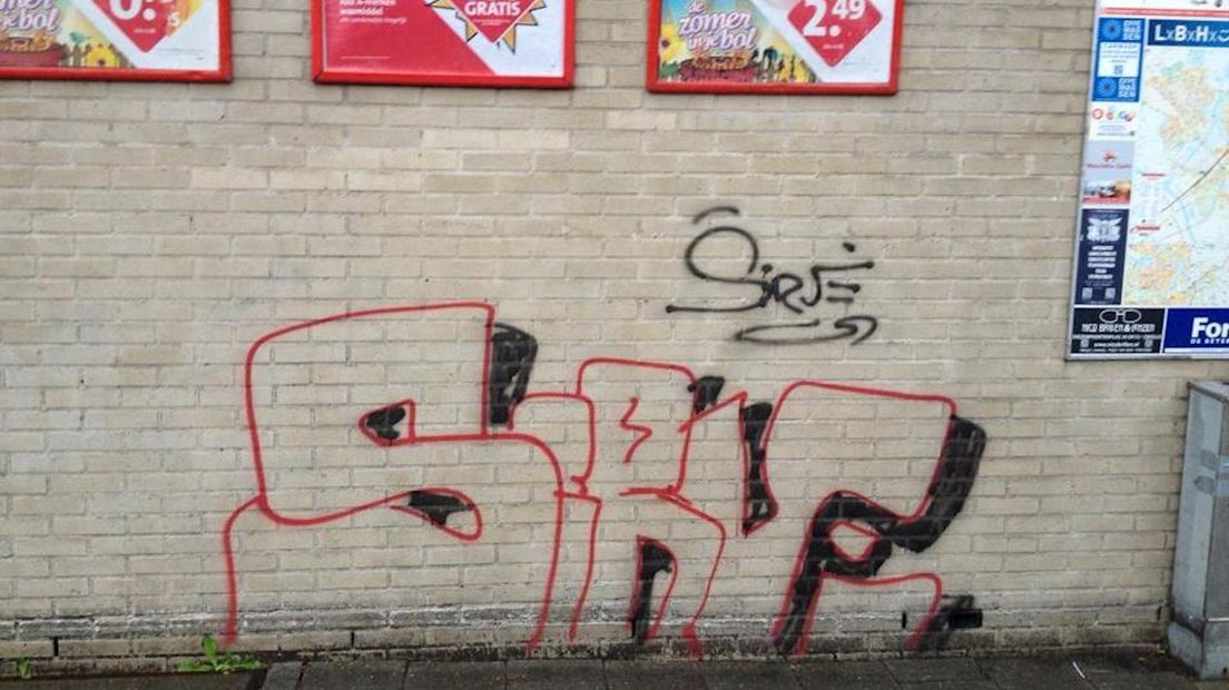 De graffiti op de muur