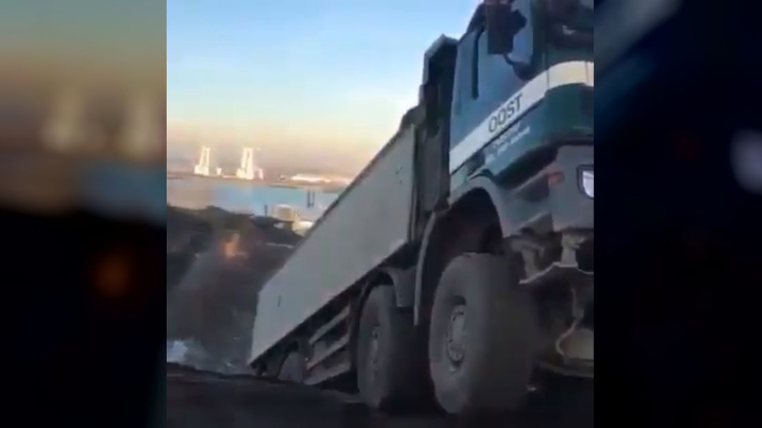 Vrachtwagen bungelt op 35 meter hoogte (video)