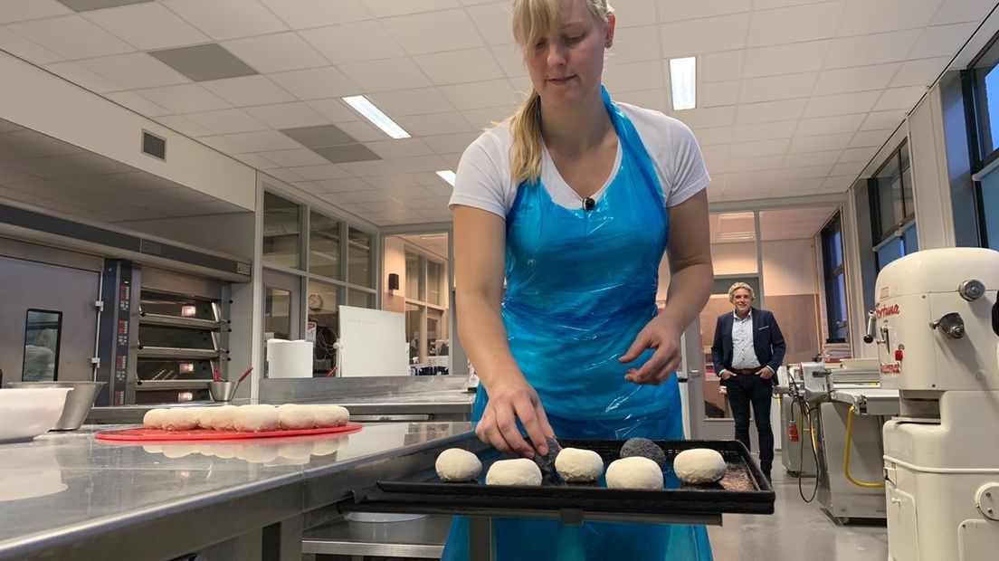Iris Ruwen is in haar element als ze bezig is met brood (Rechten: Martijn Klungel/RTV Drenthe)