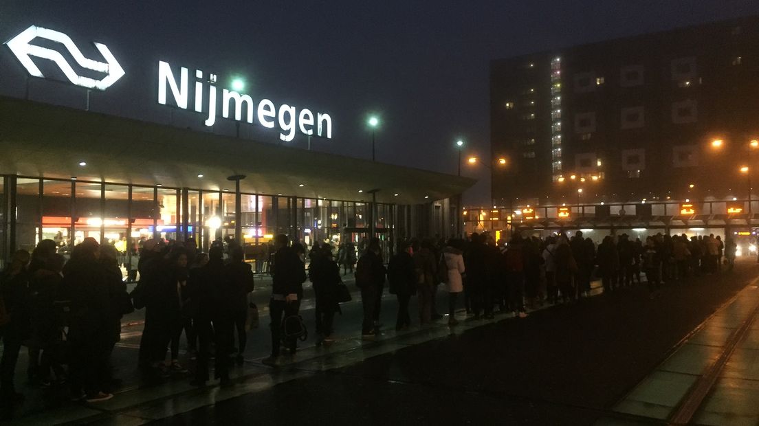 De problemen rond het treinverkeer tussen Arnhem en Nijmegen/Tiel zijn opgelost. Door uitgelopen werkzaamheden reden er maandag, tot 14.00 uur, geen treinen op de trajecten.