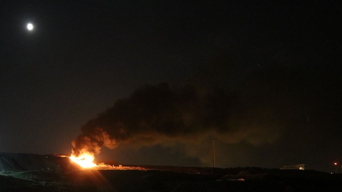 De brand veroorzaakte behalve veel rook ook stank