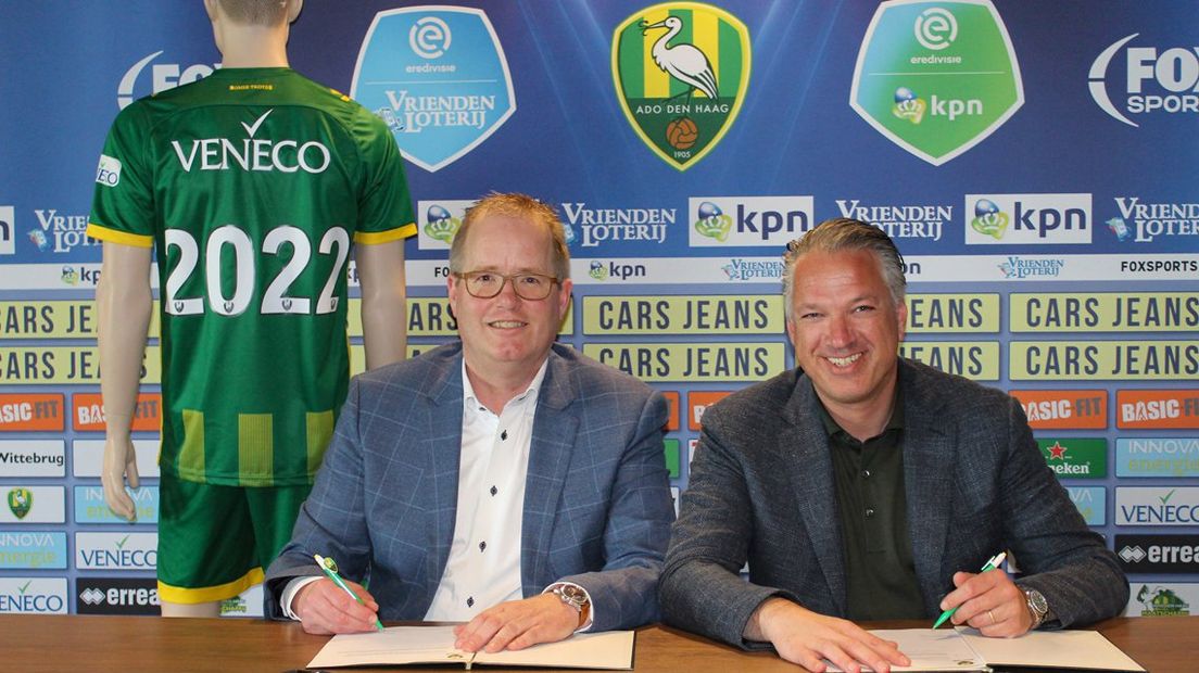 Wilbert Nederpelt (Venéco) en Mattijs Manders (ADO Den Haag) tekenen het contract (foto ADO Den Haag)