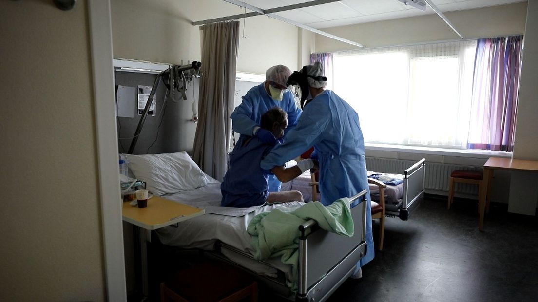 ziekenhuis ZorgSaam Terneuzen corona verpleegafdeling verpleegkundige beschermende kleding