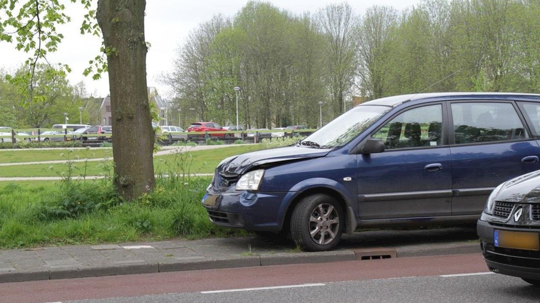 Auto aan voorkant beschadigd