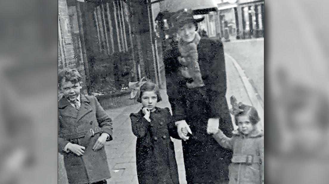 Een zeldzame foto van Marie van Elk met haar twee kinderen, Jan junior en Wil en een Joods onderduikstertje die voor de jongere zus moest doorgaan.