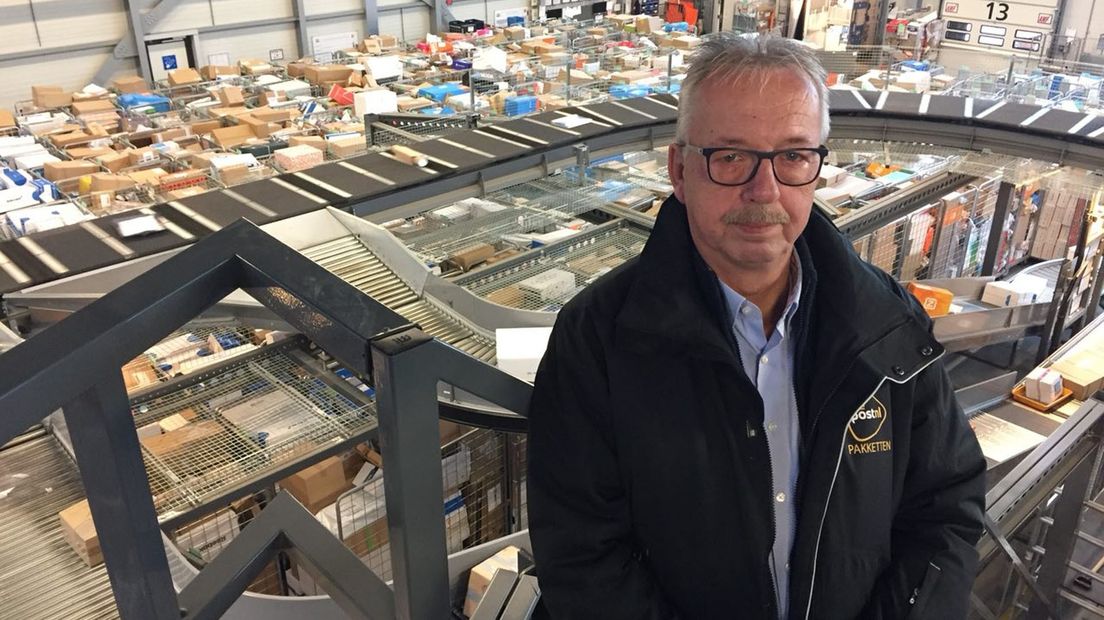 Manager Henk Boxem ziet dagelijks 50.000 pakjes passeren