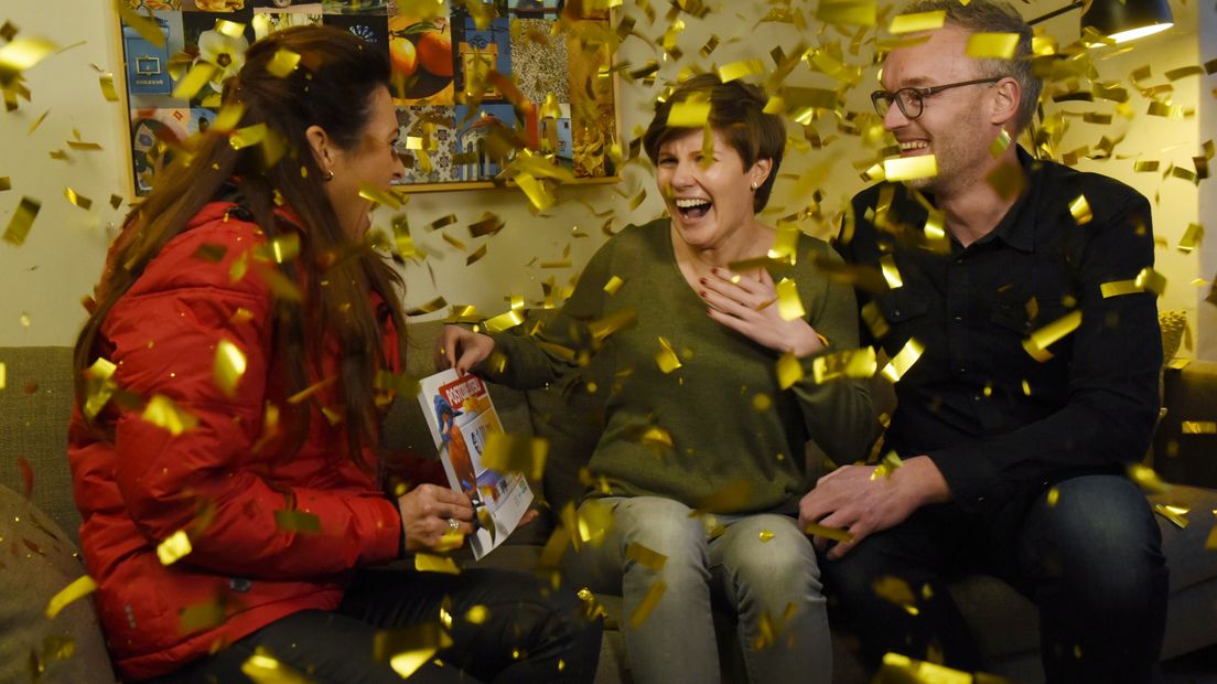 Het zal je maar overkomen: de buren doen mee aan een straatprijs van de Nationale Postcode Loterij, winnen een miljoen en jij wint niets. Harold en Krista uit de Voorstadslaan in Nijmegen wonnen gisteren als enige een prijs, maar liefst één miljoen euro. Maar de buurt gunt het ze van harte.