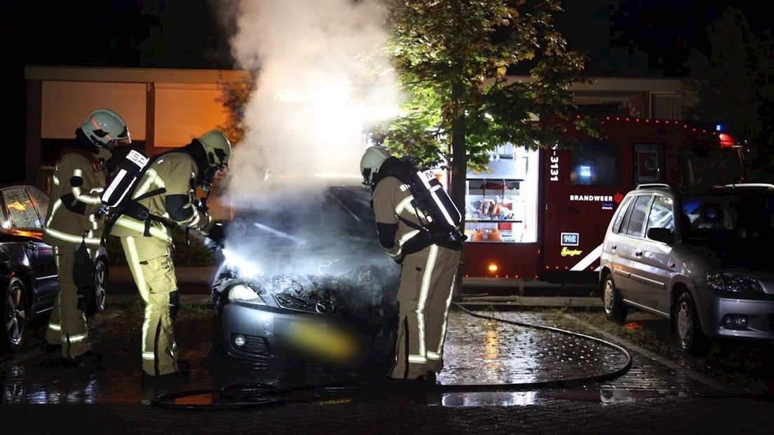 Auto gaat in vlammen op in Almelo