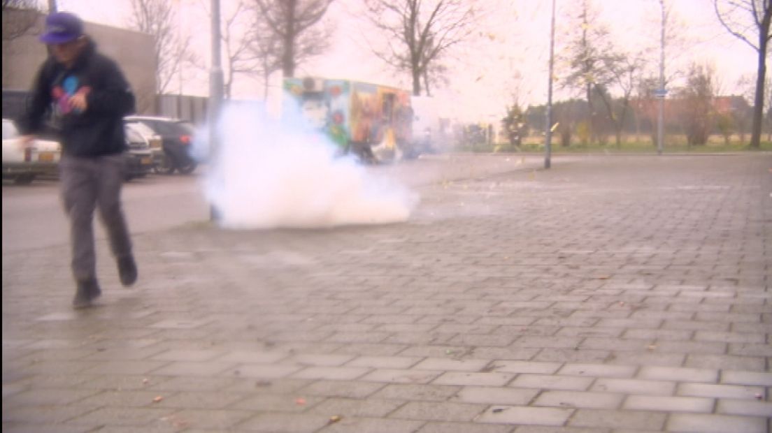 jongere steekt vuurwerk af