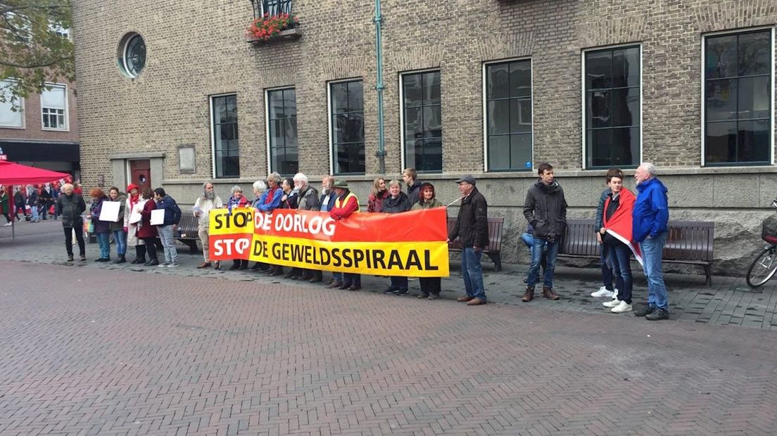 Protest bij het Ei van Ko in Enschede tegen de oorlog in Syrië