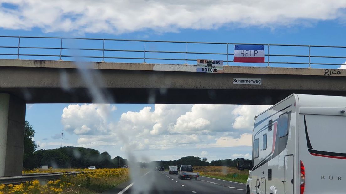 Een omgekeerde vlag op een viaduct over de A7, tussen Kolham en Westerbroek