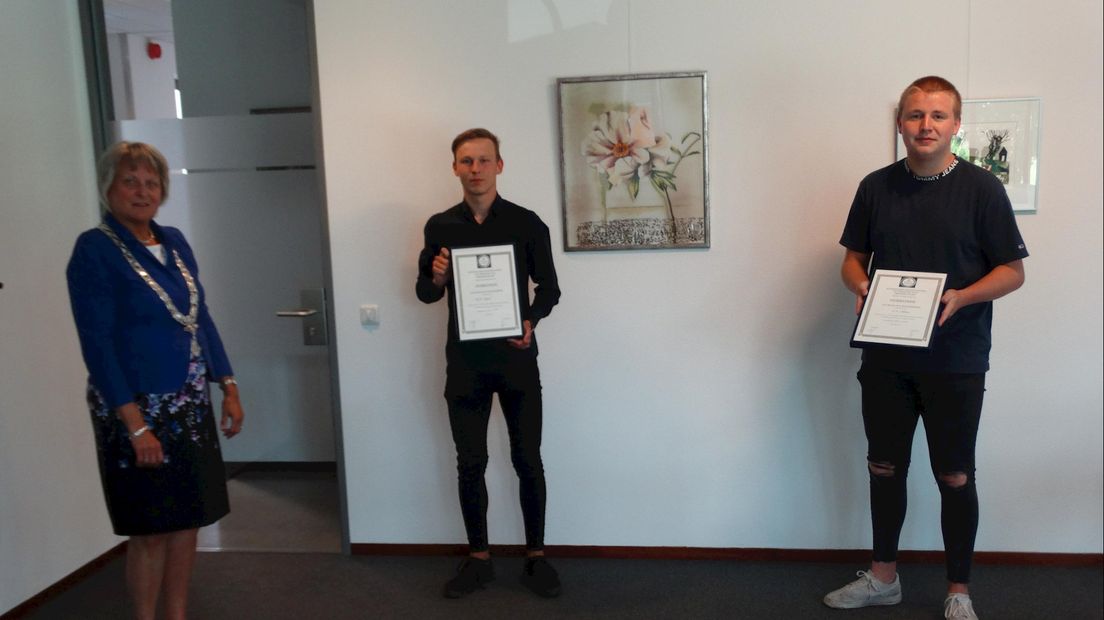 Oorkonde voor twee jongens die man uit het water haalden in Vroomshoop - RTV Oost