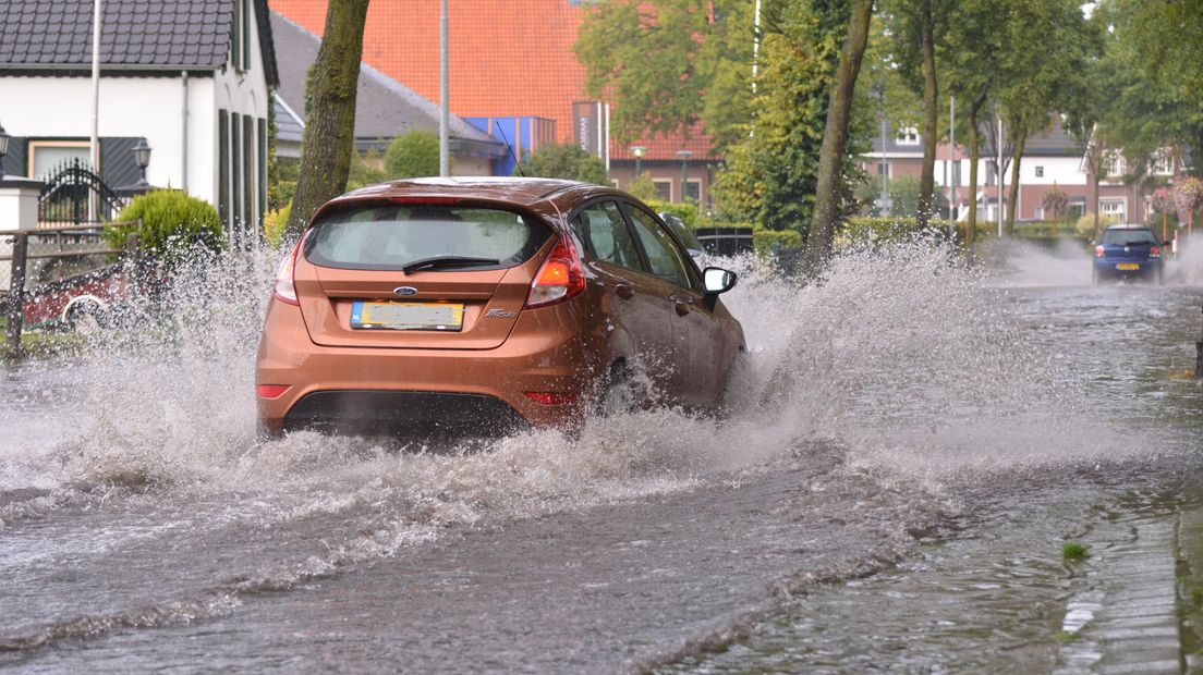 In Harskamp zijn enkele straten onder water komen te staan na een hoosbui. Dat gebeurde dinsdagmiddag.