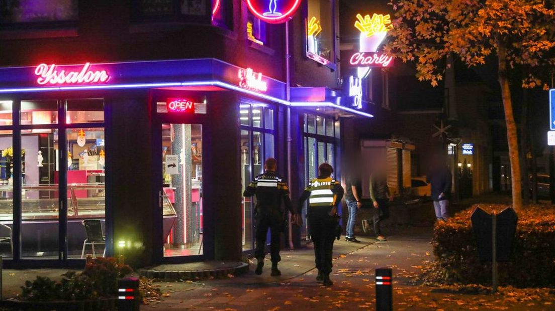 Twee medewerkers bleven ongedeerd na een overval op snackbar Charly in Apeldoorn