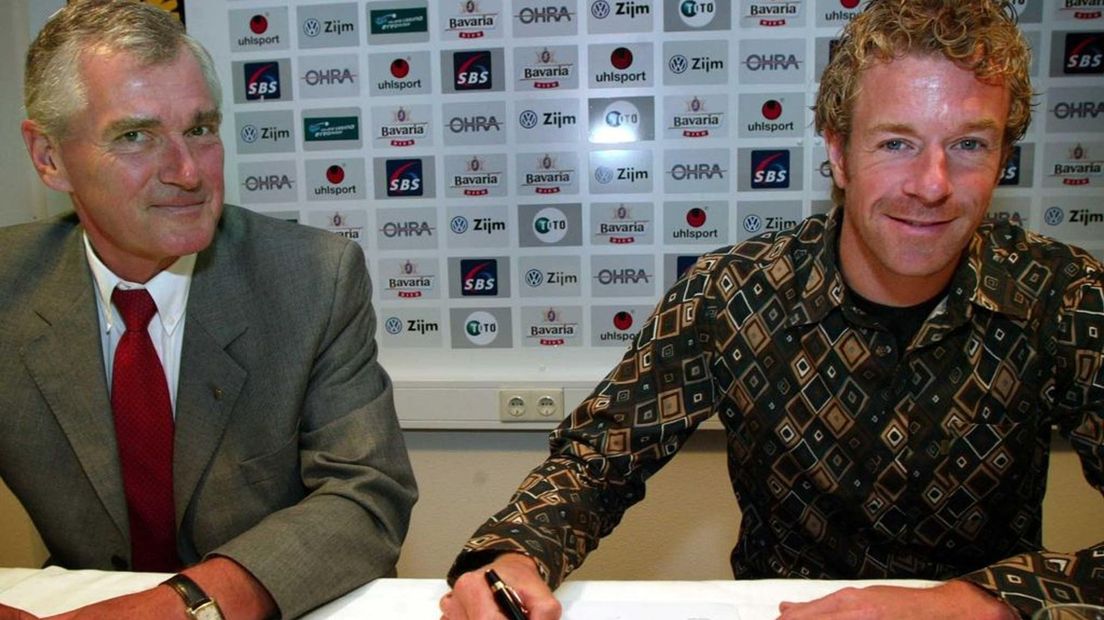 Voetballer Bert Konterman (R) tekent juli 2003 zijn contract in aanwezigheid van Vitesse directeur Jan Snellenburg (L).