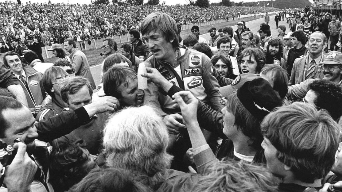 Jack Middelburg ging na het winnen van de TT in Assen op de schouders I