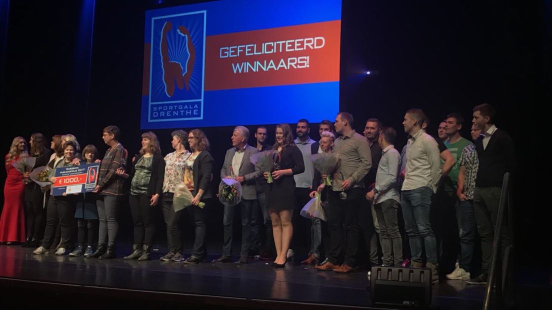 Alle winnaars op het podium in Theater De Tamboer (Rechten: RTV Drenthe/Karin Mulder)