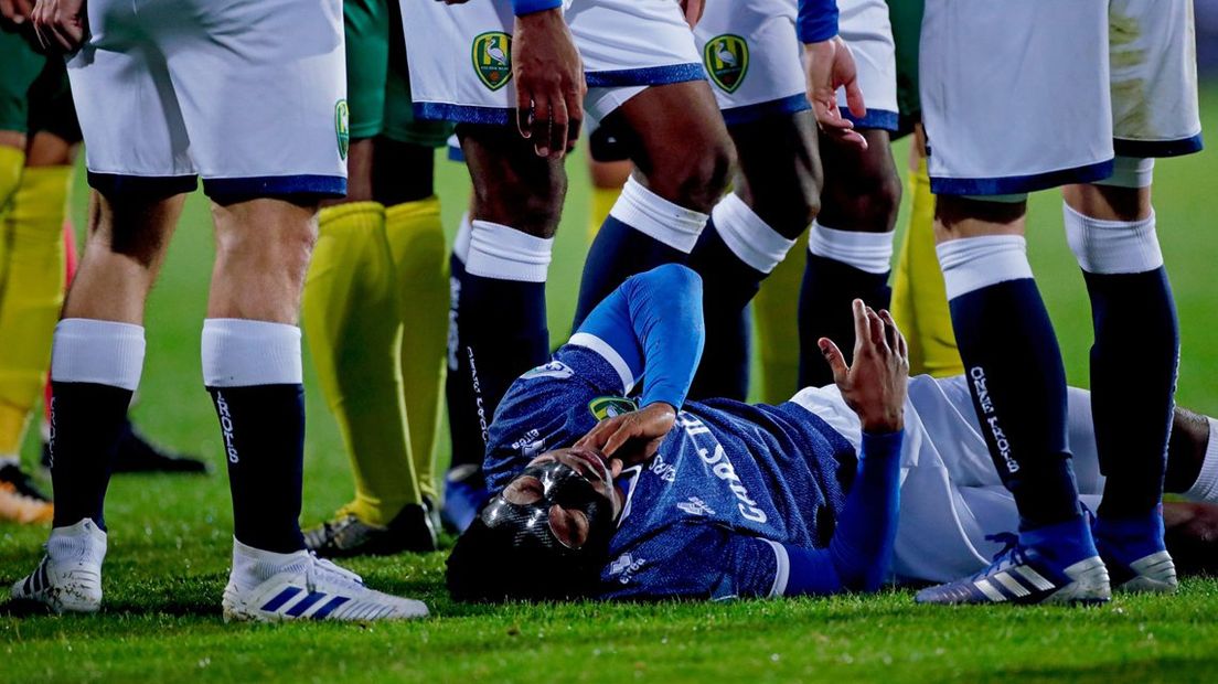 Shaquille Pinas ligt op de grond na een elleboogstoot van Fortuna-speler José Rodriguez.