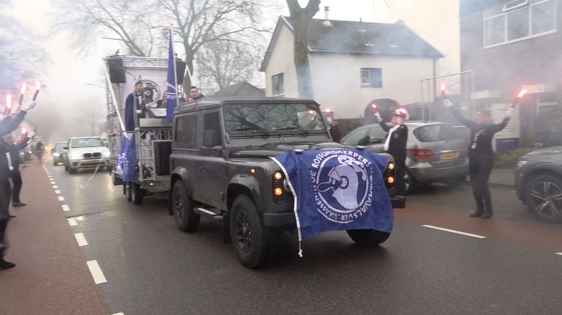 De dj-wagen met het nieuwe prinsenpaar rijdt door het centrum van Vaassen.