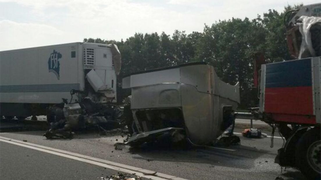 Een 33-jarige Pool ligt in kritieke toestand in het ziekenhuis nadat hij donderdagochtend met zijn vrachtwagen op de A1 achter op een andere vrachtwagen reed.