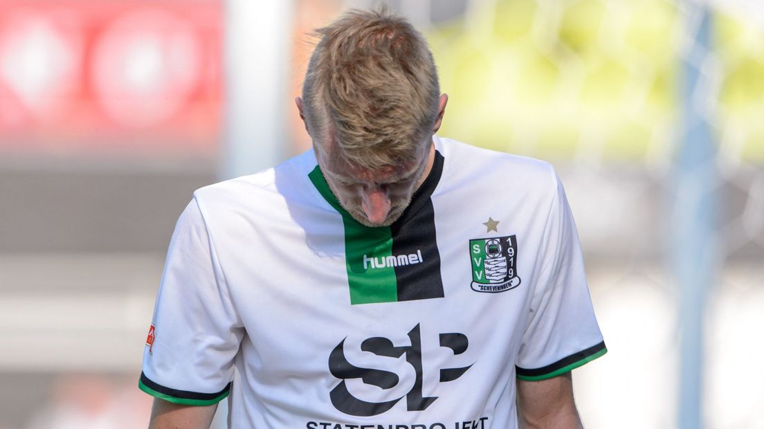 Scheveningen-speler Lex Immers druipt teleurgesteld af