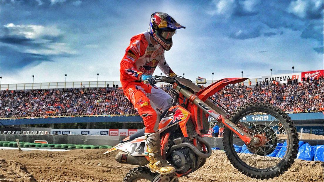 Jeffrey Herlings vliegt over het TT Circuit (Rechten: RTV Drenthe / Edwin van Stenis)