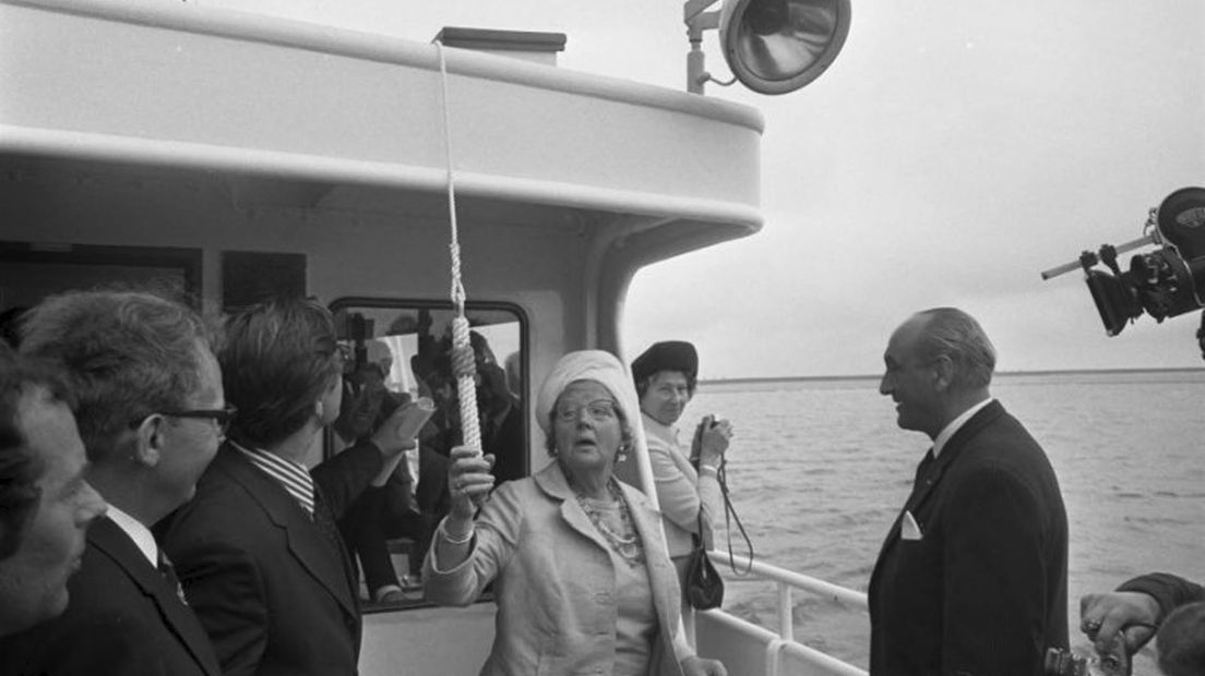 Koningin Juliana opent de Eemshaven in 1973