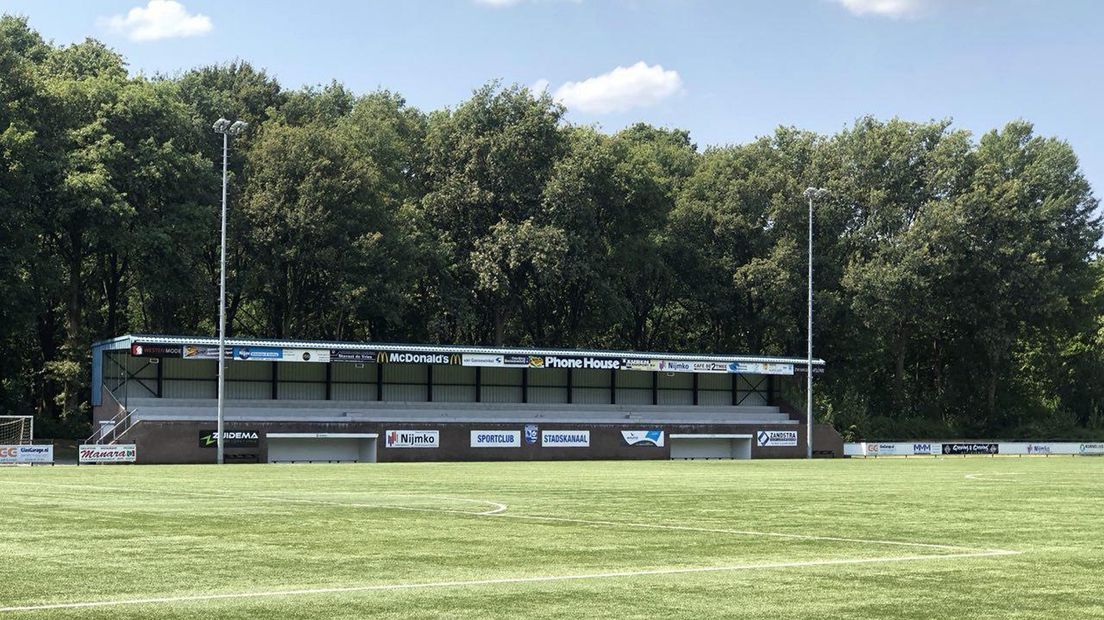 SC Stadskanaal investeert ook in nieuwe stoelen voor de tribune langs het hoofdveld.
