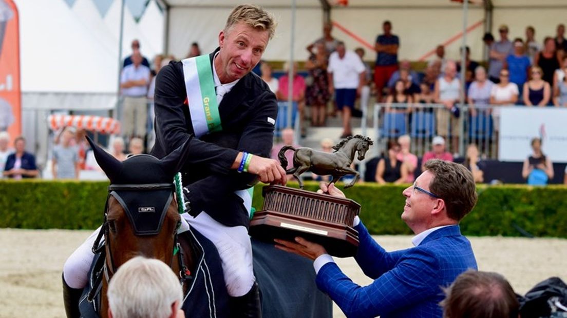 Springruiter Jur Vrieling krijgt de hoofdprijs van burgemeester Roger de Groot