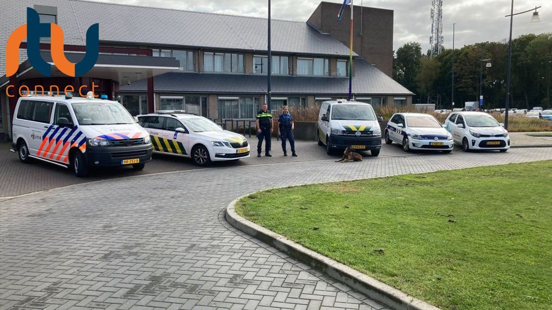 Enkele deelnemers aan de controle voor het gemeentehuis in Duiven
