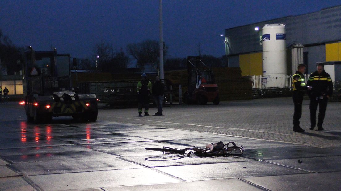 Een ongeluk tussen een fietser en een trekker in Hoogeveen (Rechten: Persbureau Meter)