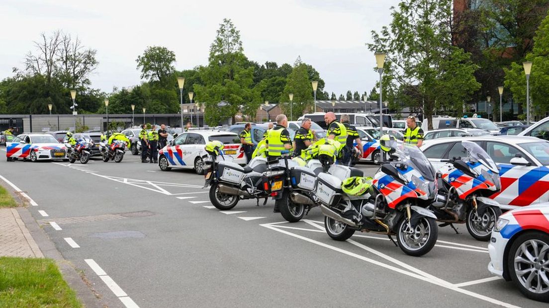 De politie in Apeldoorn verzamelde zich bij het politiebureau aan de Europaweg.